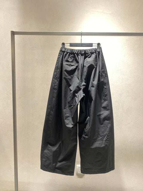 BLACK TWO TUCK BALLOON PANTS