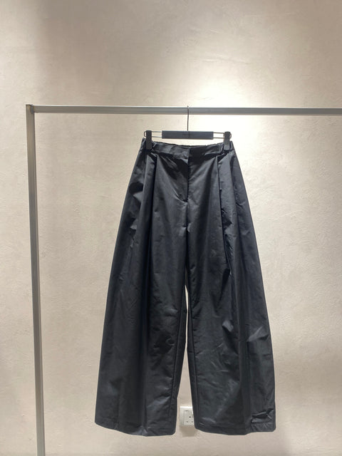 BLACK TWO TUCK BALLOON PANTS