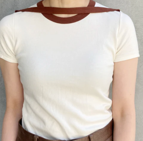 TRIMMED DOUBLE-NECK TEE  OFF WHITE/ BROWN